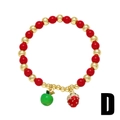 Detalle de una pulsera de cuentas rojas con bonitos dijes de manzana y fresa - Colgante Manzana Fresa (D)