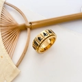 Nahaufnahme des drehbaren goldenen Edelstahlrings mit gravierten Mahjong-Symbolen - US 8 / Rotierendes Mahjong