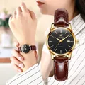 Montre à quartz OLEVS pour femme avec boîtier doré et bracelet en cuir marron au poignet - Style Femme / Cuir Brun Boîtier Or Cadran Noir