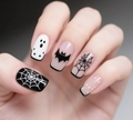 Dettaglio di unghie finte per Halloween con motivi di ragnatela, fantasma e pipistrello - Stile Halloween Pipistrello Fantasma Ragnatela (CW745)