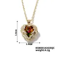 Dettaglio del ciondolo cuore dorato con zircone multicolore e misura di 1,6 cm - Oro Sfumato