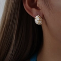 Boucles d'oreilles gouttes élégantes en émail crème avec lignes dorées sur mannequin - Poids Blanc Émail Or
