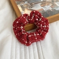 Chouchou en tricot tweed rouge avec motifs de point de croix blanc et doré sur fond doux - Tweed Rouge