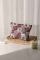 Gros plan d'une trousse à maquillage jacquard fleuri vintage avec étiquette tissée - Rouge Grand