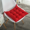 Detalle del cojín rojo acolchado para silla con lazos antideslizantes en silla blanca - Rojo