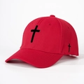 Klassieke rode katoenen baseballcap met geborduurd zwart kruis en gebogen klep - Zwart Geborduurd Kruis / Rood