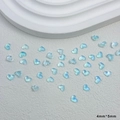 Makroaufnahme von 4mm x 5mm blauen transparenten Herz-Nagelkunst-Anhängern aus Harz - Blaues Aurora-Herz (BTXAX-105) / 100er Pack