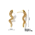 Dettaglio degli orecchini a serpente dorati con occhi verdi e pietre di zircone - Forma di serpente E02336-1