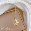 Detalle del colgante de mariposa con nácar y circonitas en collar de oro refinado - Estilo De Colgante De Mariposa (E550)