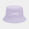 Dettaglio cappello alla pescatora in tela lilla con ricamo Colorado bianco e occhielli in metallo - Taglia unica / Viola chiaro