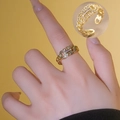 Anillo de cadena dorada ajustable con eslabones entrelazados y circonitas blancas - Abierto Ajustable / Dorado