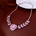 Detail der rosa Kristall-Herz-Halskette mit floralen Schliffsteinen und Silberkette - 17# Silber Rosa Herz Blumen Halskette