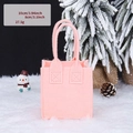 Sac cadeau de Noël DIY en feutre rose avec poignée et dimensions dans la neige - Sac Cadeau de Noël en Feutre DIY Rose
