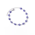 Detailansicht des Evil Eye Armbands mit blauen Emaille-Perlen und Karabinerverschluss - Silberkette Blaue Augen