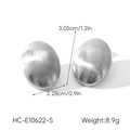 Vue détaillée des boucles d'oreilles ovales argentées avec finition brossée et dimensions - Style Ovale (HC-E10622-S)