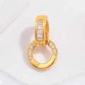 Detailaufnahme des goldenen Ringanhängers mit Baguette- und runden Zirkoniasteinen - Gold T-förmiger Quadratischer Zirkon-Doppelringverschluss