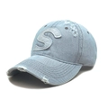 Gorra de béisbol vaquera azul claro con parche de letra S blanca y bordes deshilachados - M (56-58cm) / Azul claro