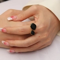 Primer plano detallado de un anillo abierto con doble piedra negra y borde oro - US 8 / Oro Esmalte Negro