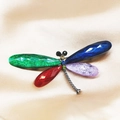 Bunte Libellen-Brosche mit vierfarbigen Flügeln und Strass auf Champagner-Satin - Regenbogen