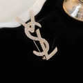 Vue macro détaillée de la broche dorée ornée de cristaux étincelants incrustés - Style Strass Lettres Entrelacées Dorées (2#)