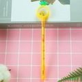 Creatieve gele ananas pailletten neutrale pen met transparante topper op roze grid - Ananasgeel