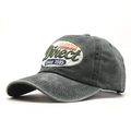 Détail d'une casquette de baseball délavée vintage avec broderie et bordure vieillie - Taille Unique (56-60cm) / Vert Militaire