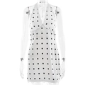 Abito in raso a pois con finiture in pizzo e scollo all'americana su un manichino - S / Bianco