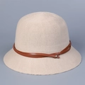 Détail d'un chapeau en tricot beige avec une lanière en similicuir marron et un rivet métal - M(56-58cm) / Beige