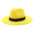 Détail d'un chapeau de paille jaune avec texture tressée fine et ruban noir élégant - Jaune