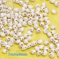 Detailansicht von 7mmx9mm Totenkopf-Perlen aus synthetischem Türkis für DIY-Schmuck - Totenkopf (7mmx9mm)