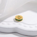 Vista macro di distanziatori in argento 925 dorato con pietre di zircone verde smeraldo - diamante verde / 8mm / Oro