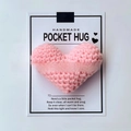 Cuore rosa all'uncinetto fatto a mano Pocket Hug su biglietto d'auguri bianco - Stile Cuore / Rosa