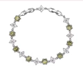 Elegante pulsera con cierre hexagonal, circonitas verdes y eslabones de flores plateadas - Verde