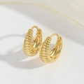Detailansicht der goldenen Croissant-Creolen mit eleganter, gerippter Oberflächenstruktur - Croissant Gerippt