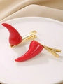 Détail de pinces à cheveux cornes de démon rouges sur assiette pour fête Halloween - Paire de pinces bec de canard cornes rouges brillantes