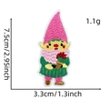 Dettaglio con dimensioni della toppa ricamata a forma di gnomo rosa e verde per bimbi - Toppa Fata 3# (Gnomo)