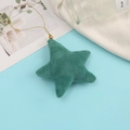Dettaglio del ciondolo a stella in peluche verde scuro con cordino dorato e perlina - Verde Smeraldo