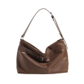 Grand sac fourre-tout minimaliste en cuir marron avec boucle décorative sur fond blanc neutre - café