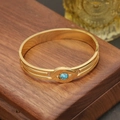 Goldener Evil Eye Armreif mit blauem Türkisstein auf einer dunklen Schmuckschatulle - Türkis Böser Blick Stil (2#)