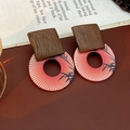 Makroaufnahme von Retro-Holzohrringen mit geometrischen Bambusblatt-Mustern - Silberne Nadel - Geometrische Quadratische Runde / Kaffee Bambusblatt