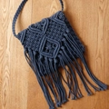 Dunkelblaue Macramé-Umhängetasche mit Quasten und böhmischen Mustern auf Holzgrund - Marineblau
