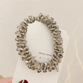 Détail d'un élastique à cheveux en perles de cristal gris sur carte, Made in Korea - Gris Cristal Perles