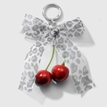 Llavero de lazo con estampado de leopardo gris, cerezas rojas y aro plateado - Llavero de Lazo de Leopardo Gris