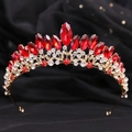 Dettaglio ravvicinato della corona da sposa dorata con gemme rosse e cristalli lucenti - Oro Bianco e Rosso Strass