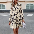 Elegante beige mini-jurk met lange mouwen, bloemenprint en hoge kraag voor dames - S / Abrikoos