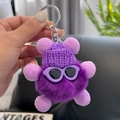 Porte-clés ours en peluche violet avec bonnet tricoté et lunettes de soleil - Violet