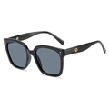 Gafas de sol cuadradas negras clásicas para hombre y mujer con detalle de anillo dorado - Montura Negra Lente Gris