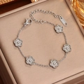 Bracciale in acciaio argento con fiori a cinque petali, cristalli e chiusura a moschettone - Zircone Bianco Colore Acciaio