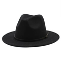 Dettaglio del cappello fedora nero in feltro con cinturino in pelle e fibbia dorata - Regolabile / Nero