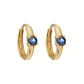 Detalle de pendientes huggie de oro de 14K con una piedra preciosa azul oscuro facetada - Azul